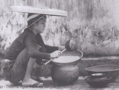 Thiếu nữ ngoại thành Hà Nội vo gạo (1926).